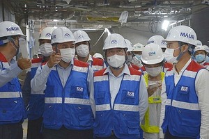 市人委會主席阮成鋒（前中）親往視察地鐵１號線巴遜地下站。（圖源：國英）