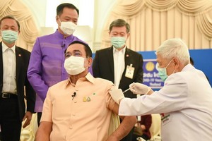 泰國開始接種阿斯利康疫苗，總理巴育成首位接種者。（圖源：AP）