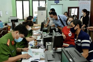 市公安社會秩序行政管理警察科日前給民眾簽發芯片公民身份證。