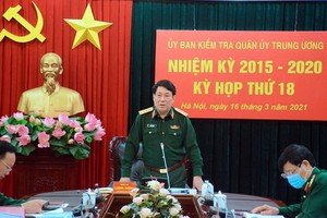 越南人民軍總政治部主任、中央軍委檢委會主任梁強大將主持會議並發表講話。（圖源：明孟）