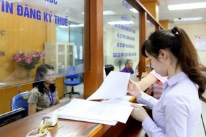 民眾在辦理稅務手續。（圖源：清心）