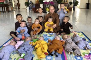 釋性平大德與得到寺院收養的孩子們合照。