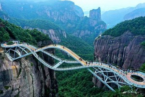 如意橋造型奇特，吸引眾多遊客來打卡。