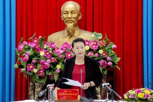 國會主席、國家選舉委員會主席阮氏金銀在會議上發表講話。（圖源：陳嶺）