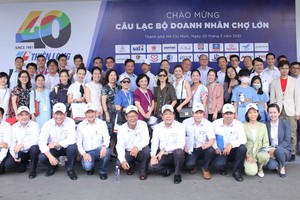 天龍集團領導班子與各華人企業家合照。