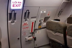 圖為飛機安全門。（示意圖源：互聯網）