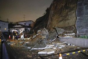 強震造成宮城縣鹽釜市一處坡面坍塌。（圖源：AP）