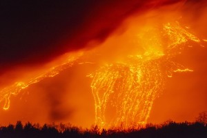 埃特納火山噴發，岩漿順著山谷流淌。（圖源：互聯網）