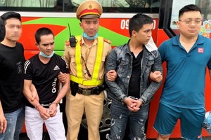 被逮捕的兩名歹徒陳河（右二）和阮福漢（左二）。（圖源：警方提供）