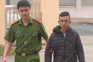 涉嫌“非法禁錮他人”行徑的阮進成達（右）被捉獲。（圖源：高原）