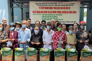 龍華寺慈善團向福忠鄉民派發禮物。