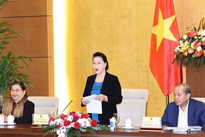 國會主席、國家選舉委員會主席阮氏金銀（中）主持會議。（圖源：越通社）