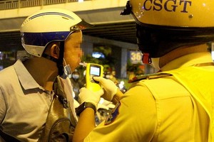 交警測試駕駛者酒精濃度。（圖源：黎叉）