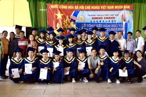 隆慶光正學校高中畢業生與師長、董事們留影。