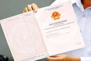 買房地產時須檢查相關證件。