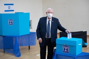 3月23日，以色列總統里夫林在耶路撒冷的一個投票站參加投票。（圖源：新華社）