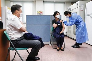 韓國總統文在寅(左)及夫人金正淑(中)在首爾接種疫苗。（圖源：青瓦台）