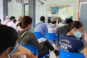 求診者在醫院看診後等待領取藥物。（示意圖源：維興）