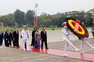 黨政領導晉謁胡志明主席陵。（圖源：越通社）