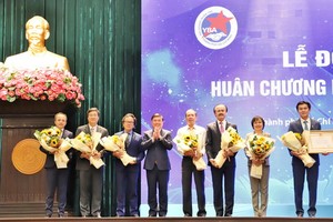 市人委會主席阮成鋒向市年輕企業家協會頒授一等勞動勳章。（圖源：越通社）