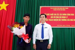 平盛郡人民法院副院長武玉歡（右）公開向裴明理道歉並送鮮花致意。（圖源：海棠）