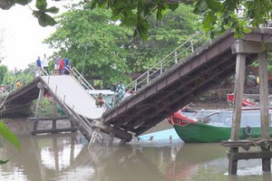 混凝土橋被撞塌現場。（圖源：阮仁）