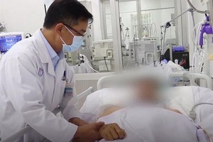 重症監護室醫生在為一名疑似中毒患者查體。 （圖源：民越）