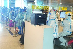 昨天從台北回國的越南公民在機場辦理手續。