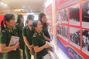 市青年突擊隊員們在觀賞圖片。（圖源：HMC）