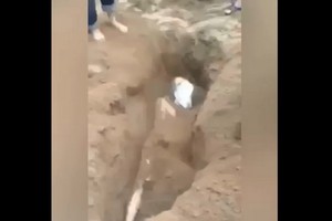 一名男生被活埋的畫面。（圖源：視頻截圖）