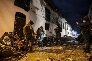 警察在哥倫比亞科林托市的爆炸現場調查。（圖源：互聯網）