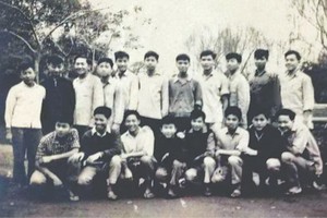 梁長高烈士（後排右二）求學時與同學們合影。