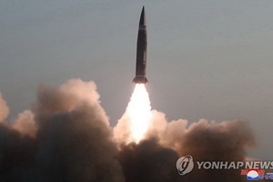 朝鮮國防科學院於25日試射兩枚新型戰術導彈，精準地打擊了設在距陸地600公里外半島東部海域的靶標。圖為朝中社公開的導彈試射圖片。 （圖源：韓聯社/朝中社）
