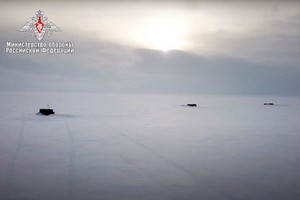 當地時間3月26日，俄羅斯國防部發布的照片​​顯示了俄羅斯核潛艇在北極突破冰層。（圖源：互聯網）