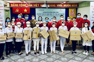 多家醫院與市紅十字會代表接受 Lock & Lock公司贈送的禮物。