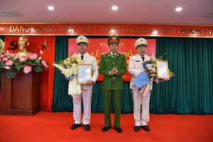 公安部副部長黎貴王上將（中）分別向范功元大校及蘇文惠少將頒授人事委任《決定》。（圖源：VGP）