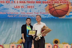 文化宮代表向穗城會館理事長盧耀南（右）贈送鮮花以示感謝該會館連續6年贊助比賽經費。