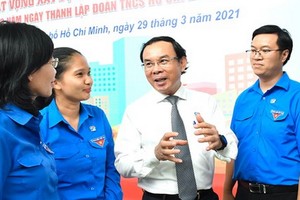 市委書記阮文年（右二）與共青團員交談。（圖源：越勇）