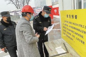 石景山區八角街道綜合行政執法隊對轄區工地開展執法檢查，重點檢查道路硬化、土方苫蓋等防塵措施，防止施工揚塵破壞大氣環境。（圖源：北京日報）