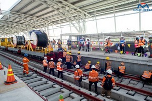 為鐵路1號線安裝電線系統。