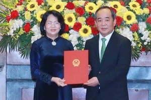 黎慶海同志（右）從國家副主席鄧氏玉盛手中接過人事委任《決定》。（圖源：越通社）