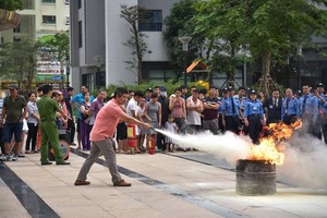 本市某公寓居民進行滅火消防演習，增強消防安全意識及應變能力。（圖源：如玉）