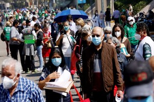 墨西哥城民眾輪候接種新冠疫苗。（圖源：路透社）