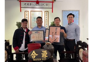 劉金鐘（左三）向陳列室捐贈大量的華人懷舊物品。