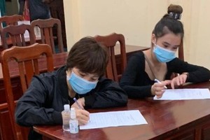 被查獲的兩名非法入境者在填寫醫療申報。（圖源：前鋒）