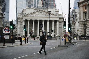 一名行人穿過英國皇家交易所前的街道。（圖源：互聯網）