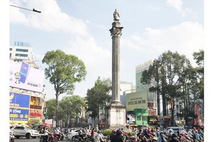 第五郡的安陽王塑像台已損壞，出現許多裂痕。