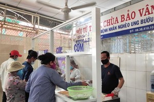 寶雲寺慈善素食廚房免費提供素食飯菜。