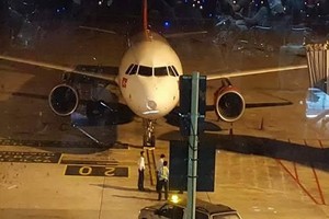 Embraer 195式飛機停留在內牌機場上進行相關檢查和修理。（圖源：VNN）