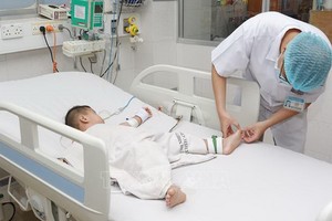 一名患兒因手足口病住進市熱帶病醫院重症監護室接受治療。（圖源：丁姮）